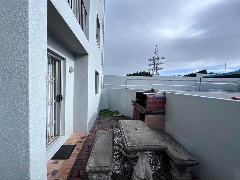 2 Bedroom Property for Sale in Bloemhof Western Cape